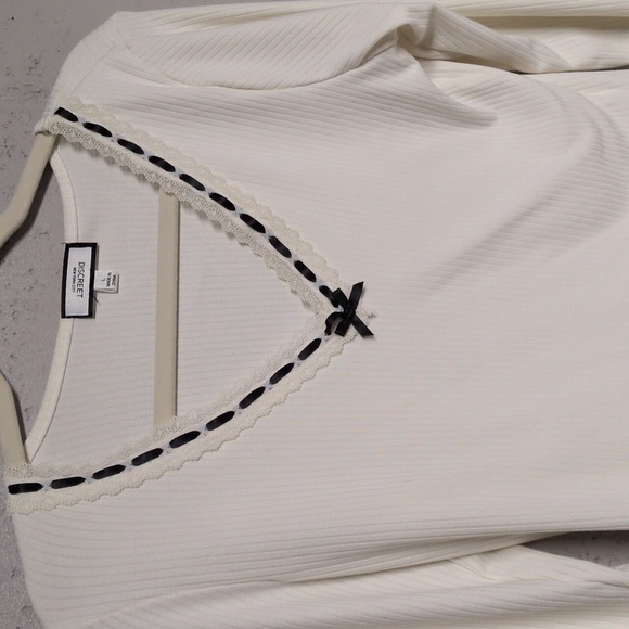 Cropped Ivory Ribbed Long Sleeve Top with Black Feminine Trim Accent Size Large - Picture 3 of 5